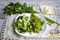 Фото приготовления рецепта: Салат с авокадо, огурцом, сельдереем и крабовым мясом - шаг №2