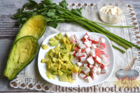 Фото приготовления рецепта: Салат с авокадо, огурцом, сельдереем и крабовым мясом - шаг №3