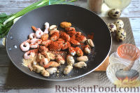 Фото приготовления рецепта: Теплый салат из морепродуктов с рисом - шаг №6