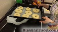 Фото приготовления рецепта: Американские пончики (донаты), покрытые шоколадом - шаг №9