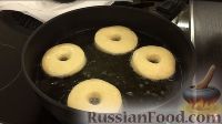 Фото приготовления рецепта: Американские пончики (донаты), покрытые шоколадом - шаг №10