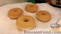 Фото приготовления рецепта: Американские пончики (донаты), покрытые шоколадом - шаг №12