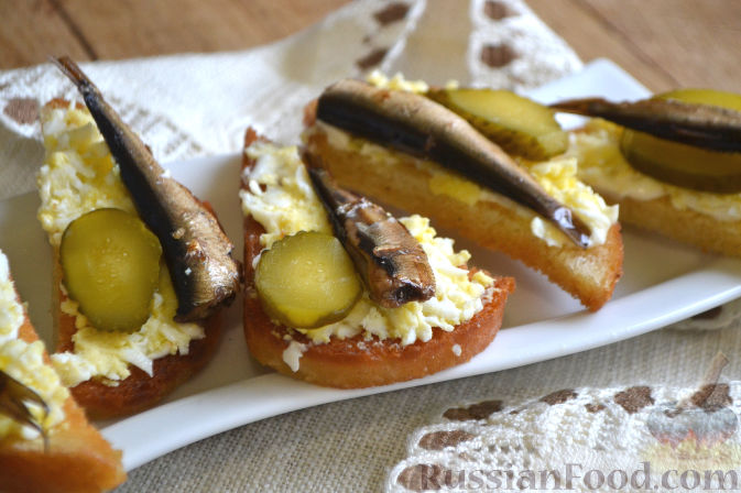 Бутерброды со шпротами чесноком и яйцом – пошаговый рецепт с фото на баштрен.рф