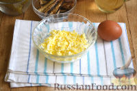 Фото приготовления рецепта: Бутерброды со шпротами, яйцом и огурцами - шаг №3