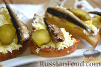 Фото приготовления рецепта: Бутерброды со шпротами, яйцом и огурцами - шаг №7