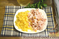 Фото приготовления рецепта: Салат с копчёной курицей и ананасами - шаг №3