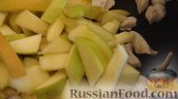 Фото приготовления рецепта: Куриная грудка с яблоками - шаг №4