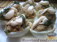 Фото к рецепту: Фаршированные яйца с рыбными консервами