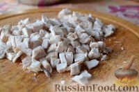 Фото приготовления рецепта: Салат "Обжорка" с курицей, фасолью, грибами - шаг №4