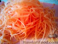 Фото приготовления рецепта: Жгучий морковный салат с огурцом и сельдереем - шаг №3