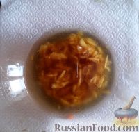 Фото приготовления рецепта: Жгучий морковный салат с огурцом и сельдереем - шаг №1