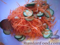 Фото приготовления рецепта: Жгучий морковный салат с огурцом и сельдереем - шаг №5