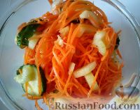 Фото приготовления рецепта: Жгучий морковный салат с огурцом и сельдереем - шаг №6