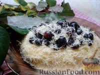 Фото приготовления рецепта: Салат "Первый снег", с курицей, сыром и виноградом - шаг №13