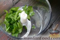 Фото приготовления рецепта: Салат с семгой, перепелиными яйцами и помидорами черри - шаг №2