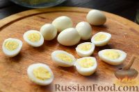 Фото приготовления рецепта: Салат с семгой, перепелиными яйцами и помидорами черри - шаг №4