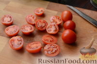 Фото приготовления рецепта: Салат с семгой, перепелиными яйцами и помидорами черри - шаг №5