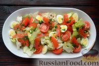 Фото приготовления рецепта: Салат с семгой, перепелиными яйцами и помидорами черри - шаг №9