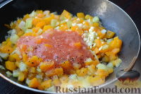 Фото приготовления рецепта: Рыба, тушенная с овощами в сметанном соусе - шаг №19