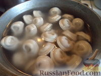 Фото приготовления рецепта: Пельмени, томленные в горшочке по-кургански - шаг №6