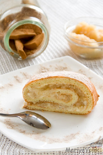 Рецепт Бисквитный рулет с яблочным пюре и заварным кремом (бисквит ленивый)