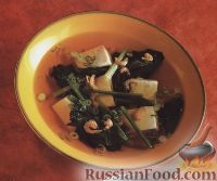 Фото к рецепту: Быстрый суп с сыром, креветками и шпинатом