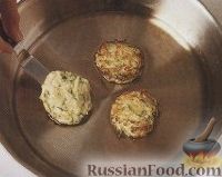 Фото приготовления рецепта: Котлеты из кабачков с острым луковым соусом - шаг №2