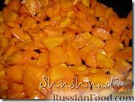 Фото приготовления рецепта: Консервированные баклажаны с овощной икрой и сливами - шаг №1
