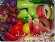 Фото приготовления рецепта: Консервированные баклажаны с овощной икрой и сливами - шаг №2