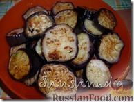 Фото приготовления рецепта: Консервированные баклажаны с овощной икрой и сливами - шаг №4