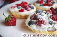 Фото к рецепту: Тарталетки с ягодами и с муссом из белого шоколада и мяты