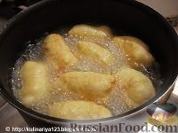 Фото приготовления рецепта: Куриные отбивные, запечённые с капустными стейками и помидорами, под сыром - шаг №4