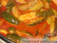Фото приготовления рецепта: Огурцы в остром томатном соусе - шаг №5