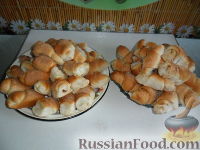 Фото к рецепту: Дрожжевые рогалики с вареной сгущенкой и с корицей