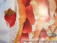 Фото приготовления рецепта: Пирог "Улитка" из слоеного теста, с курицей и грибами - шаг №2