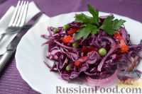 Фото к рецепту: Салат из краснокочанной капусты, с перцем и зеленым горошком
