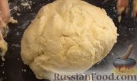 Фото приготовления рецепта: Луковый пирог с плавленым сыром - шаг №3