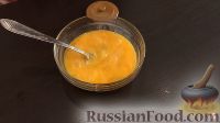 Фото приготовления рецепта: Луковый пирог с плавленым сыром - шаг №5