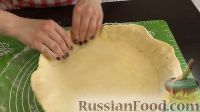 Фото приготовления рецепта: Луковый пирог с плавленым сыром - шаг №10