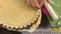 Фото приготовления рецепта: Луковый пирог с плавленым сыром - шаг №13