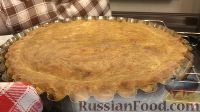 Фото приготовления рецепта: Луковый пирог с плавленым сыром - шаг №15