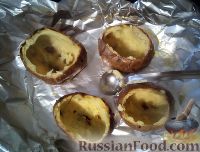 Фото приготовления рецепта: Запеченный картофель, фаршированный сырной начинкой - шаг №4