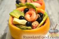 Фото к рецепту: Салат из морепродуктов и авокадо, в грейпфруте