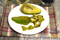 Фото приготовления рецепта: Салат из морепродуктов и авокадо, в грейпфруте - шаг №4