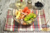 Фото приготовления рецепта: Салат из морепродуктов и авокадо, в грейпфруте - шаг №5