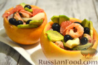 Фото приготовления рецепта: Салат из морепродуктов и авокадо, в грейпфруте - шаг №6