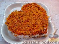 Фото к рецепту: Слоеный салат "Сердце" с рыбными консервами
