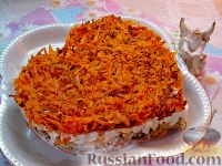 Фото приготовления рецепта: Слоеный салат "Сердце" с рыбными консервами - шаг №14