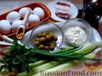 Фото приготовления рецепта: Яичный салат с сельдереем, оливками и беконом - шаг №1