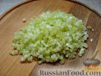 Фото приготовления рецепта: Яичный салат с сельдереем, оливками и беконом - шаг №4